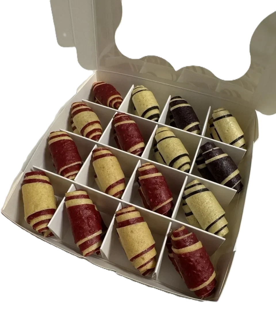 Weiße Geschenkbox in Bonbon-Form, gefüllt mit Fruchtleder-Rollen aus Ananas, Apfel, Himbeere und verschiedene beeren sorten 170g Mix.