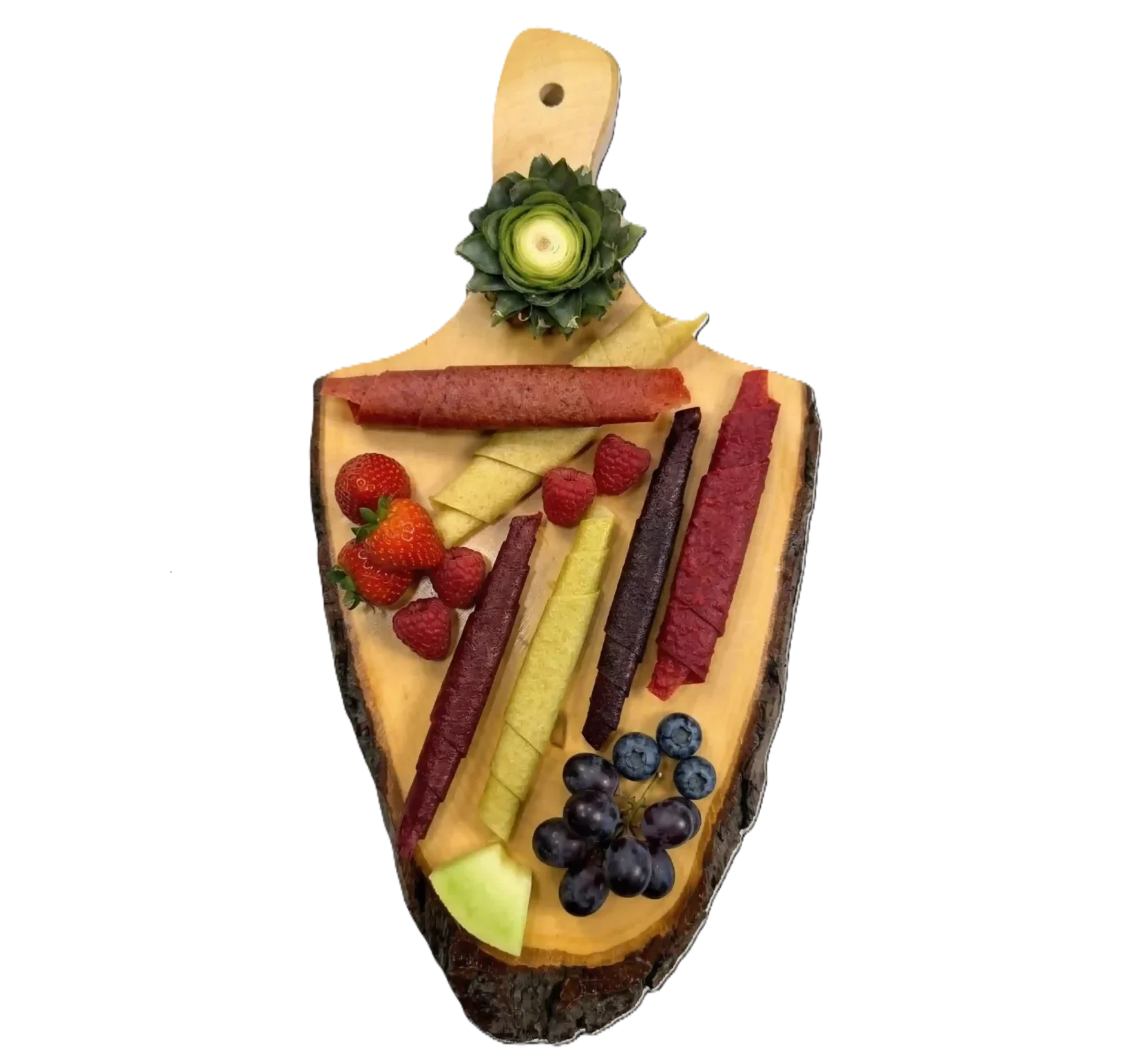 Buntes Fruchtleder in Rollen auf einem Holzbrett mit frischen Erdbeeren, Himbeeren, Weintrauben und Ananas-Deko.