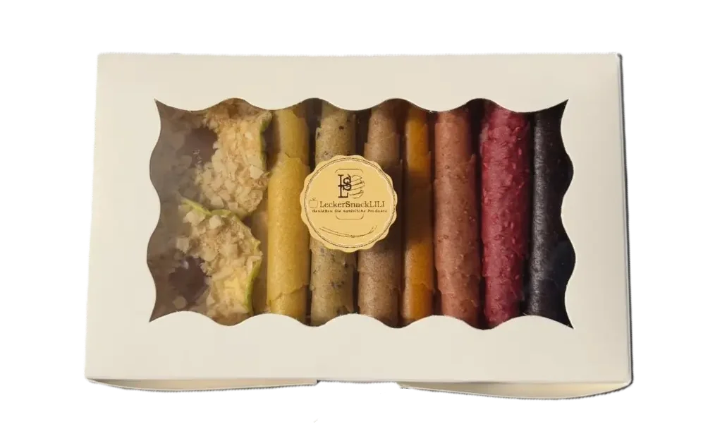 Weiße Geschenkbox mit Sichtfenster, gefüllt mit buntem Fruchtleder-Mix und Apfelringli mit Kokosraspeln, Mandeln und Honig.