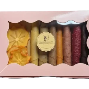 Rose Geschenkbox mit Sichtfenster, gefüllt mit bunten Fruchtleder-Rollen und getrockneten Kakischeiben und Früchten