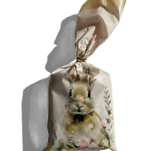 Eine österliche Geschenktüte mit Hasen-Print