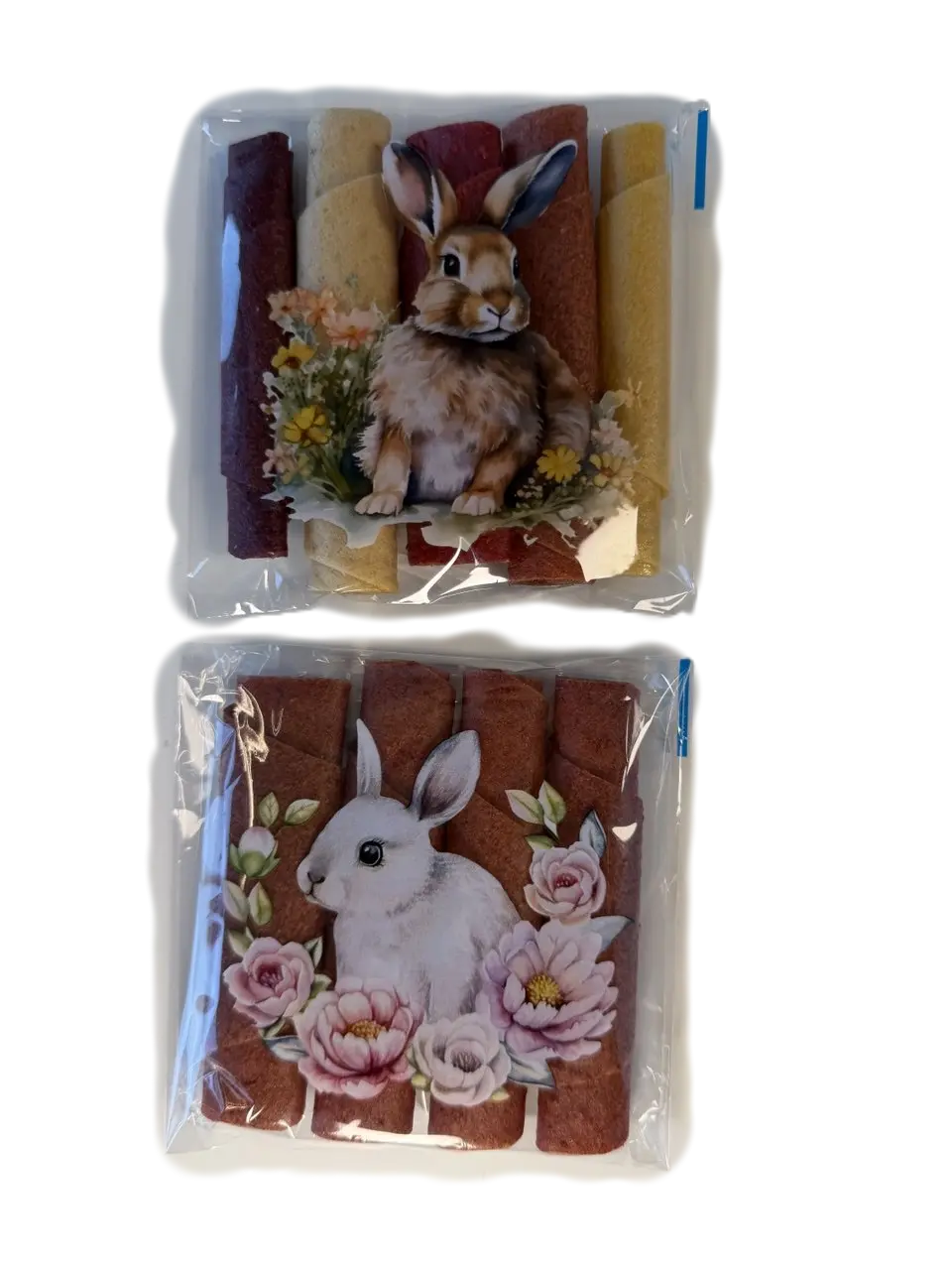 Zwei Packungen handgemachtes Fruchtleder in Rollen mit Osterhasen-Motiven, Sorten: Ananas, Melone, Beeren und Sauerkirsche.