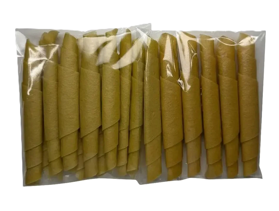 Ein kleiner Klarsichtbeutel mit einer handgerollten, hellorangefarbenen Melonen-Fruchtlederrolle (Pastila).