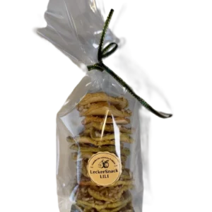 Klarsichtbeutel mit getrockneten Apfelringen, großzügig bestreut mit Mandelsplittern und Kokosflocken.