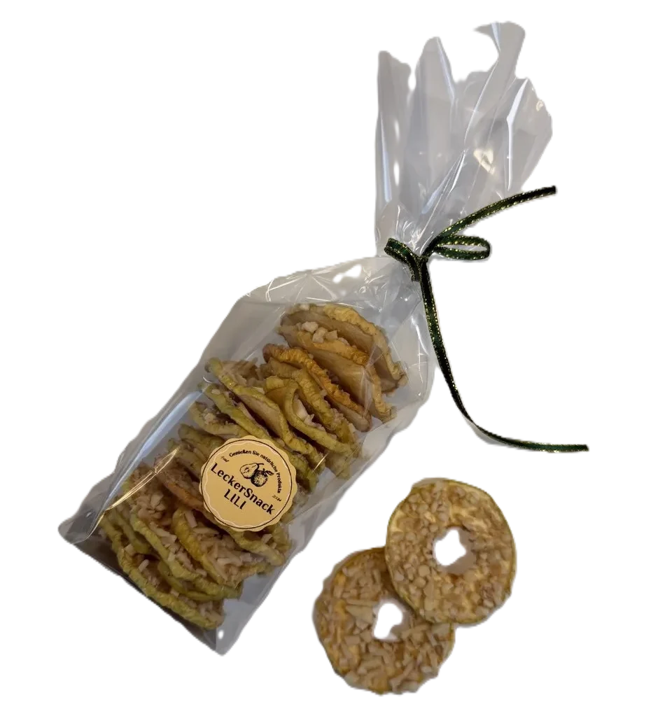 Klarsichtbeutel mit getrockneten Apfelringen, großzügig bestreut mit Mandelsplittern und Kokosflocken.