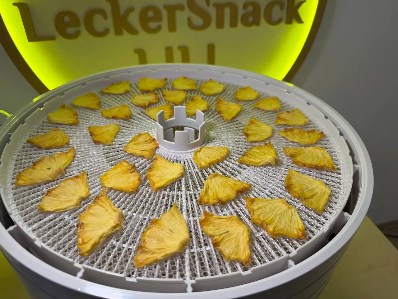 getrocknete-ananas-herstellung-doerrgeraet-leckersnack