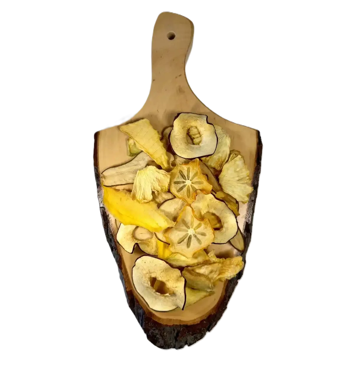 Bunte Mischung aus getrockneten Fruchtscheiben: Kaki, Mango, Orange, Melone, Apfel, Birne und Ananas auf dunklem Holz.