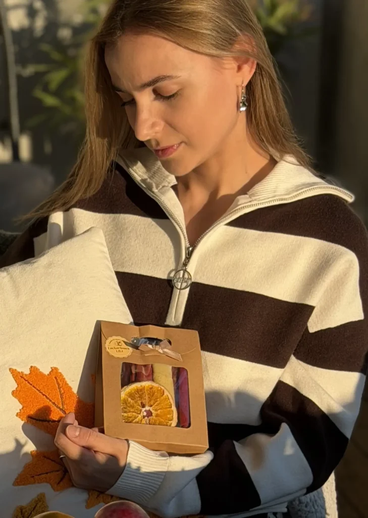 Liliia, Inhaberin von LeckerSnackLili, hält eine Packung handgemachtes Schweizer Fruchtleder.