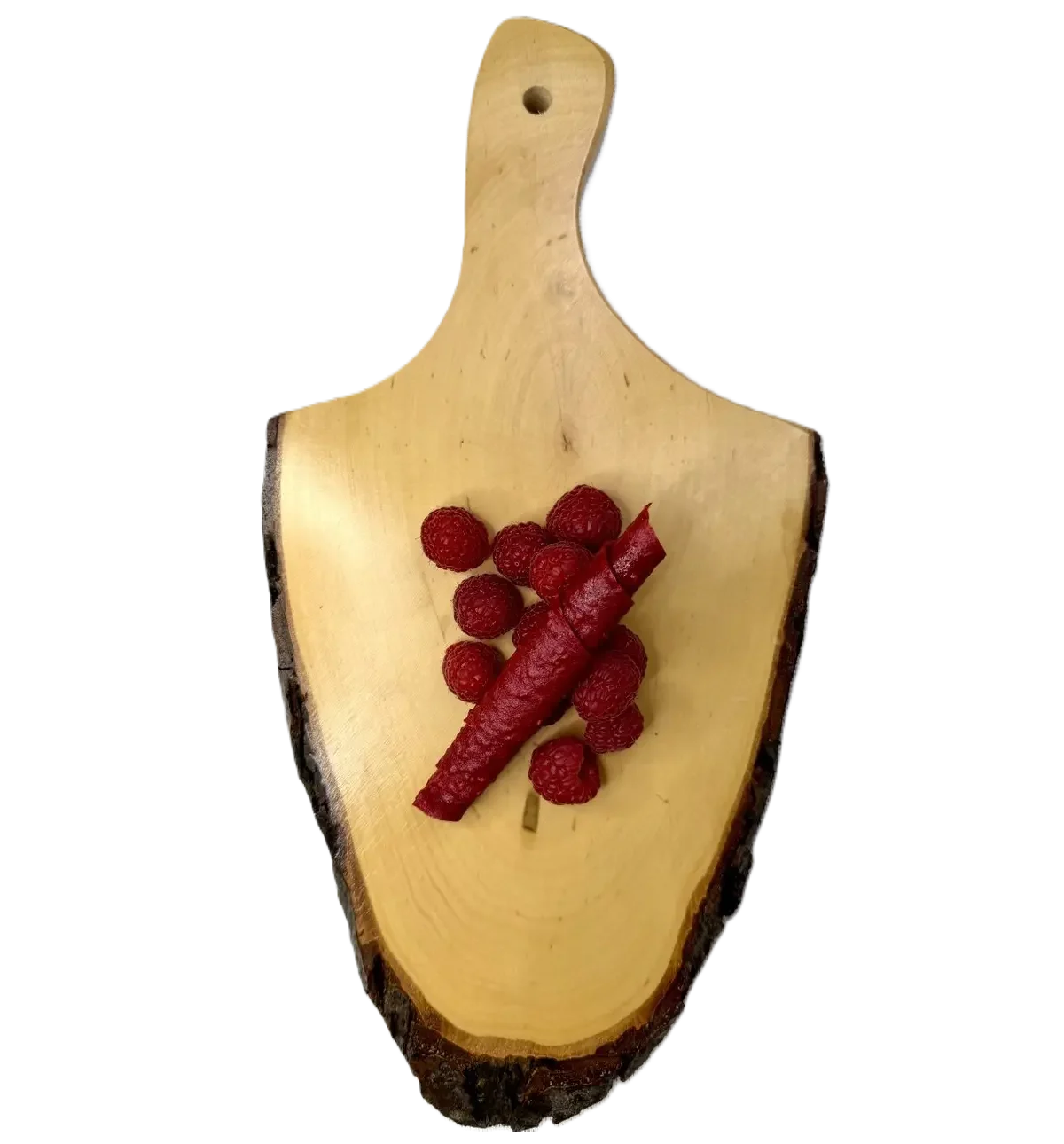 Leuchtend rote Himbeer-Fruchtlederrolle auf einem Holzbrett, dekoriert mit frischen, prallen Himbeeren.