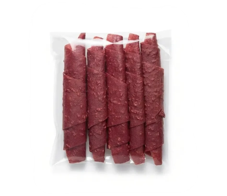 Leuchtend rote Himbeer-Fruchtlederrolle in einem Klarsichtfolie, dekoriert mit frischen, prallen Himbeeren.