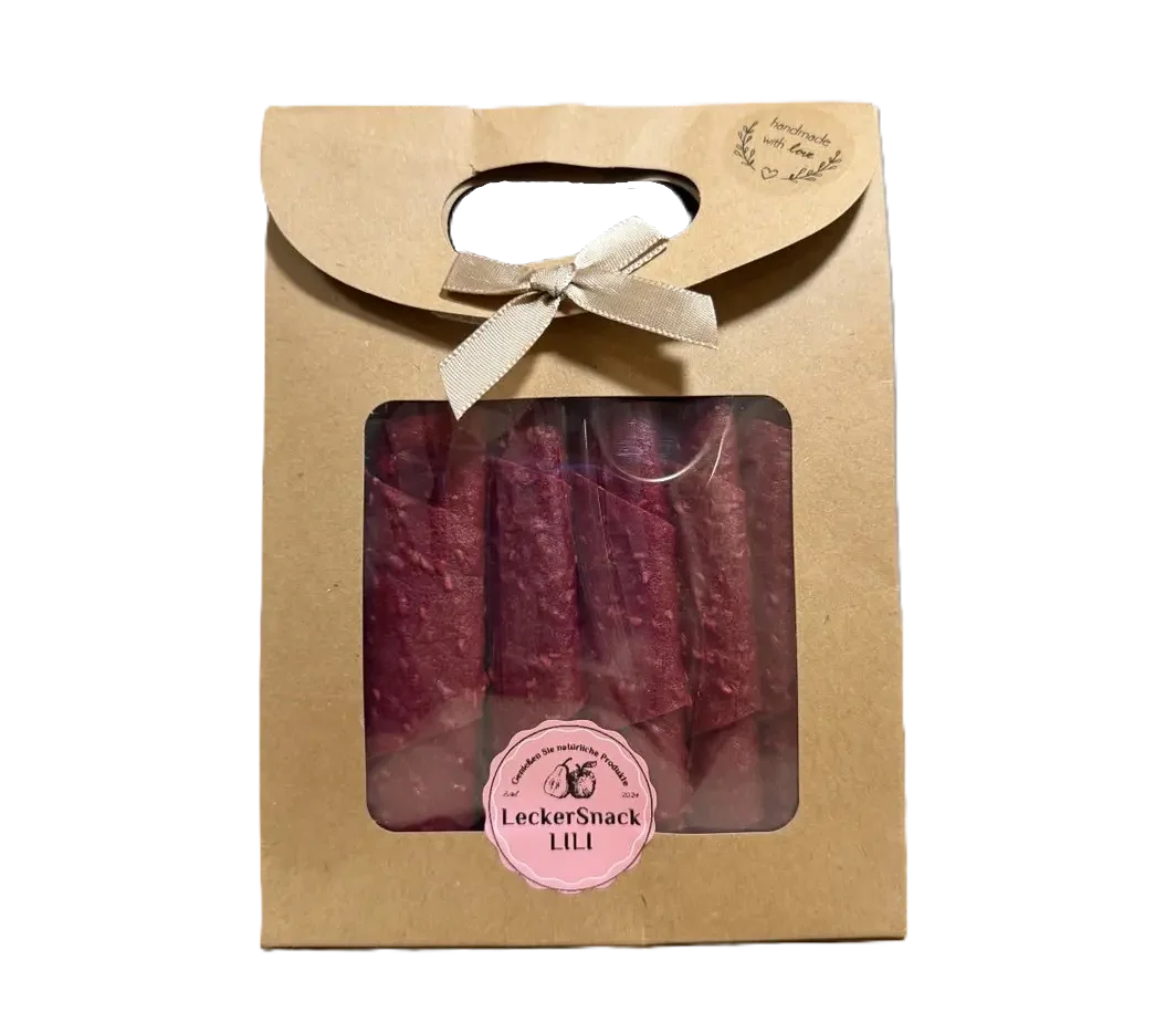 Braune Geschenktuete mit Sichtfenster, gefüllt mit zahlreichen dunkelroten Himbeer-Fruchtleder-Rollen und Siegel.