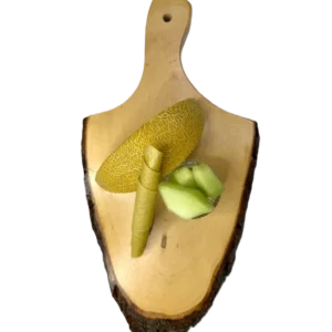 Hellorangefarbene Melonen-Fruchtlederrolle auf einem Holzbrett mit frischen Cantaloupe-Melonenstücken.