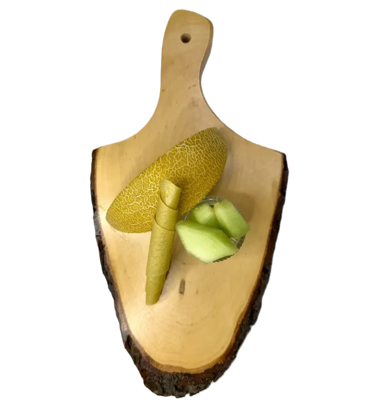 Hellorangefarbene Melonen-Fruchtlederrolle auf einem Holzbrett mit frischen Cantaloupe-Melonenstücken.