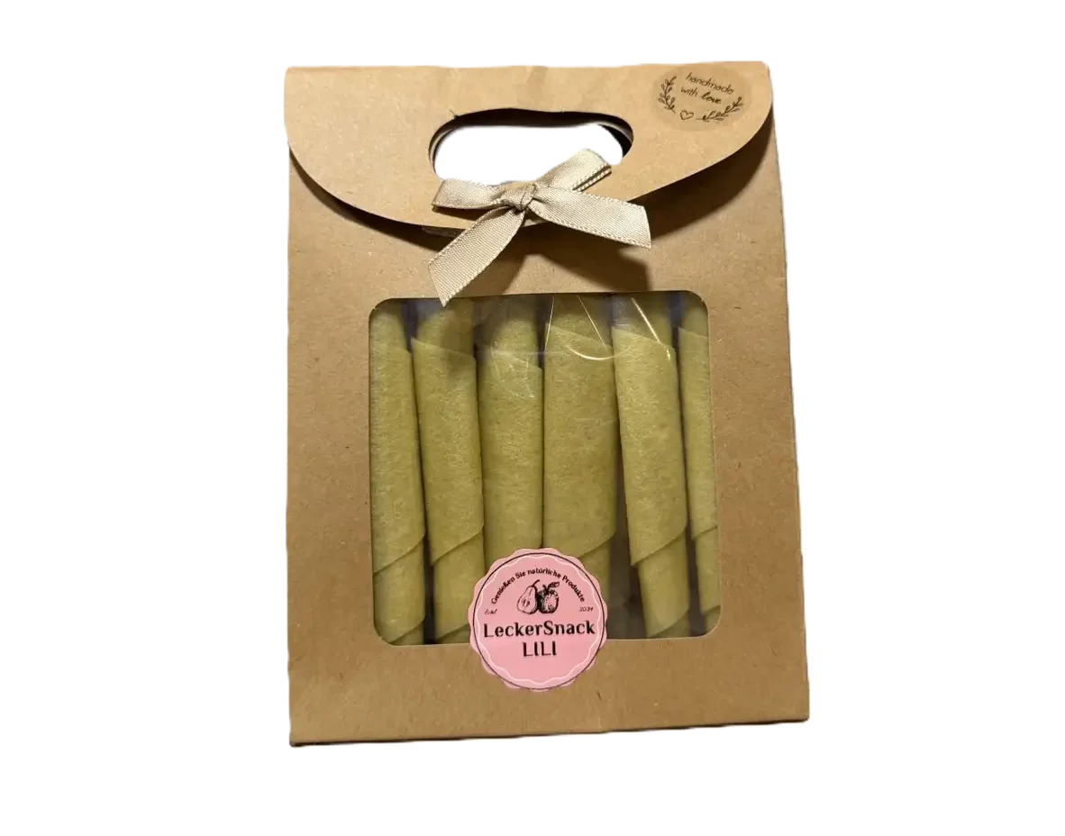 Braune Geschenktuete mit Sichtfenster, gefüllt mit hellorangefarbenen Melonen-Fruchtleder-Rollen und LeckerSnackLILI Siegel.