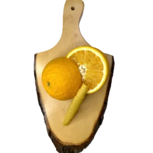Orangefarbene Fruchtlederrolle auf einem Holzbrett, dekoriert mit frischen, saftigen Orangenscheiben.