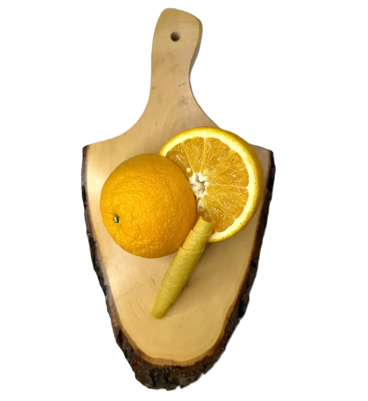Orangefarbene Fruchtlederrolle auf einem Holzbrett, dekoriert mit frischen, saftigen Orangenscheiben.