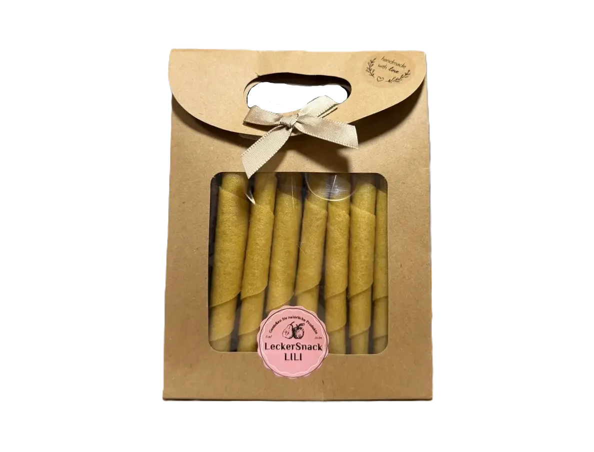 Braune Fenstertuete mit leuchtend orangen Fruchtleder-Rollen und rundem LeckerSnack Lili Siegel.