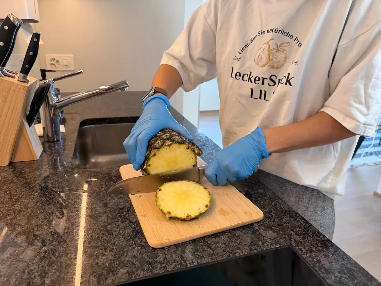 ananas-vorbereitung-kueche-leckersnack-lili-nahaufnahme