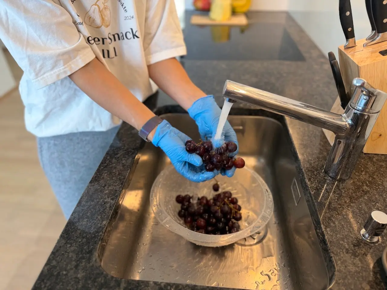 halbierte-dunkle-weintrauben-vorbereitung-leckersnack-lili