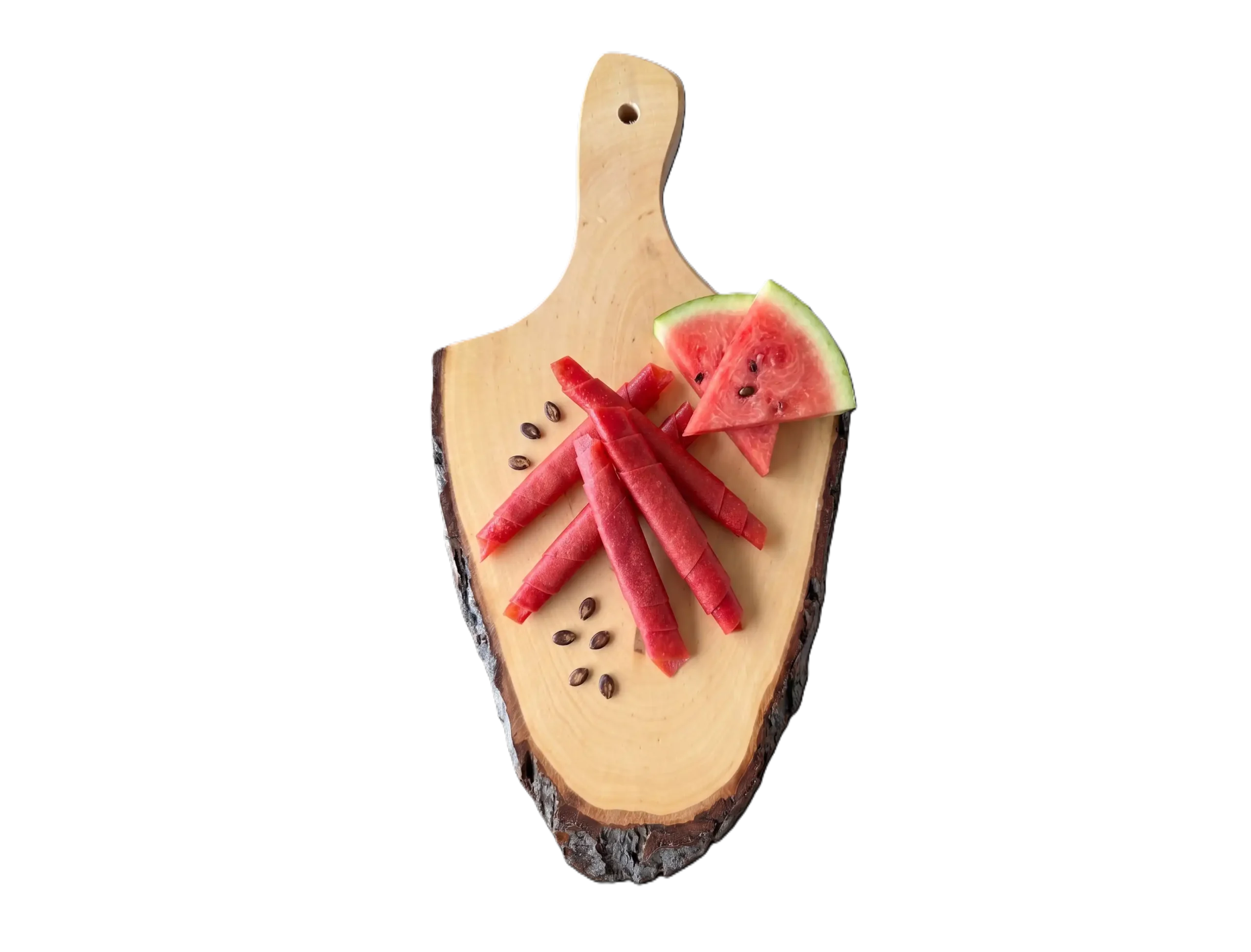 Vegane Wassermelone-Pastila-Fruchtleder Rollen serviert auf einem Holzschneidebrett mit frischen Wassermelonenscheiben und Kernen.