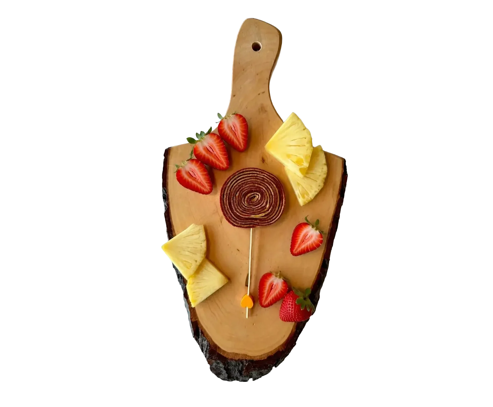 Erdbeer-Ananas Fruchtleder-Lolli Spirale auf einem Servierbrett aus Holz mit Ananas und Erdbeeren auf ihm