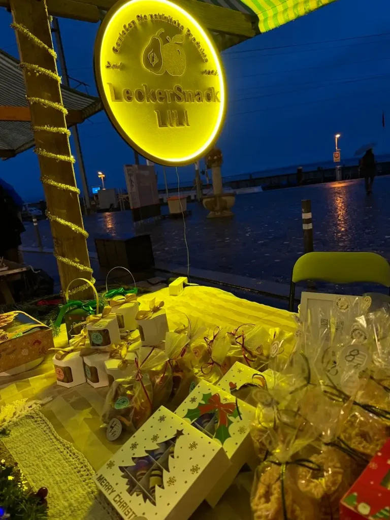 Stand von Leckersnacklili auf dem Chlausermarkt in Rorschach am Abend