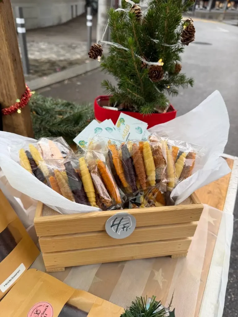 Weihnachtsgeschenke und Fruchtsnacks am Stand von Leckersnacklili