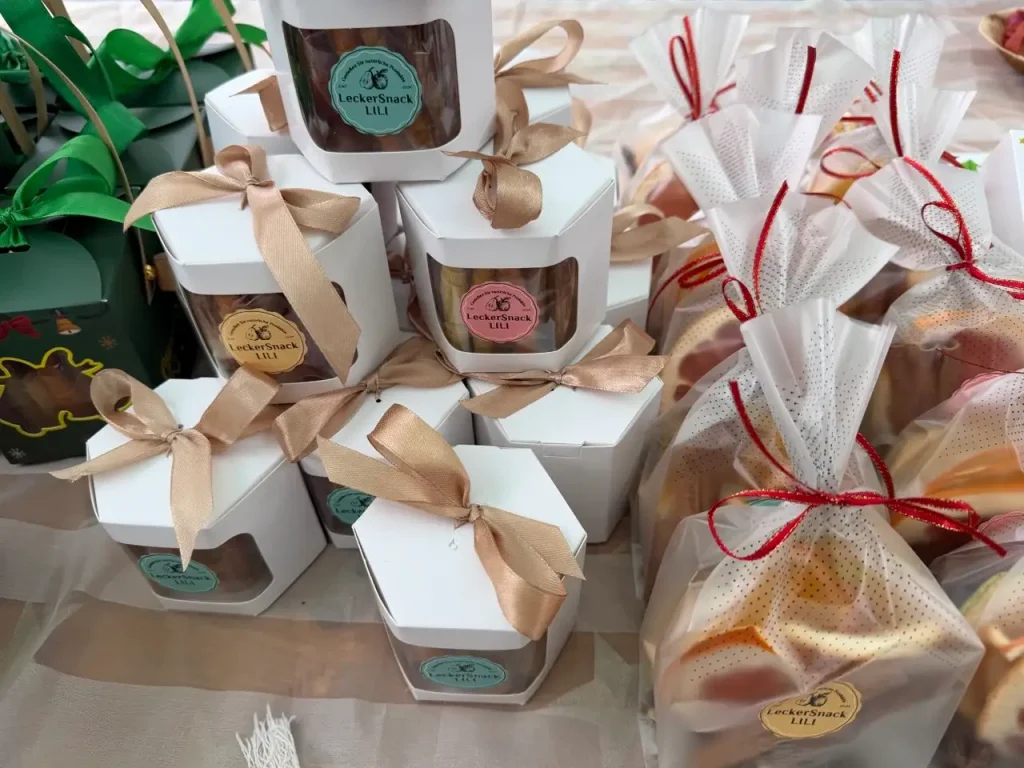 Weihnachtsgeschenke und Fruchtsnacks am Stand von Leckersnacklili