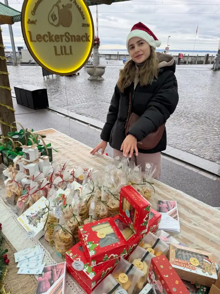 Verkäuferin am Leckersnacklili Stand auf dem Weihnachtsmarkt in Rorschach