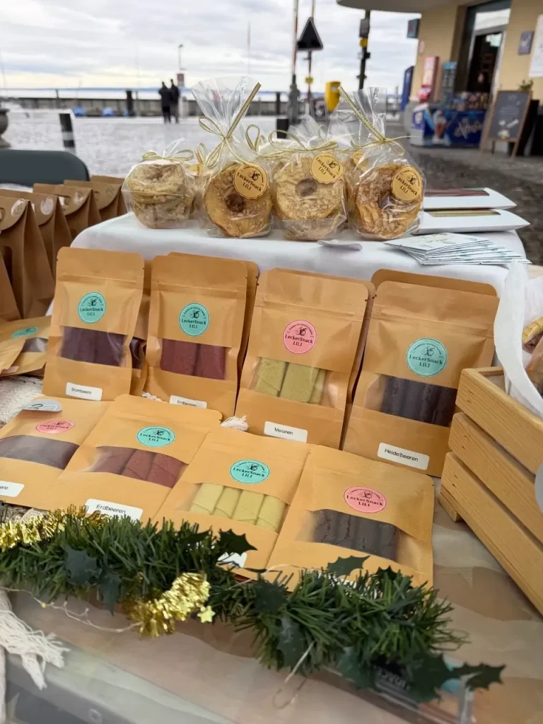 Fruchtleder und getrocknete Früchte von Leckersnacklili auf dem Marktstand